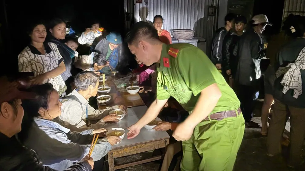 Cán bộ chiến sĩ Công an xã Trà Leng nấu mì tôm cùng người dân ăn tối