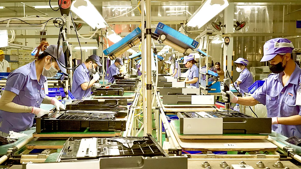 Gia công chi tiết phụ trợ tại Công ty TNHH Sản xuất Thương mại Cát Thái, Khu Công nghệ cao TPHCM. Ảnh: HOÀNG HÙNG !1g.jpg