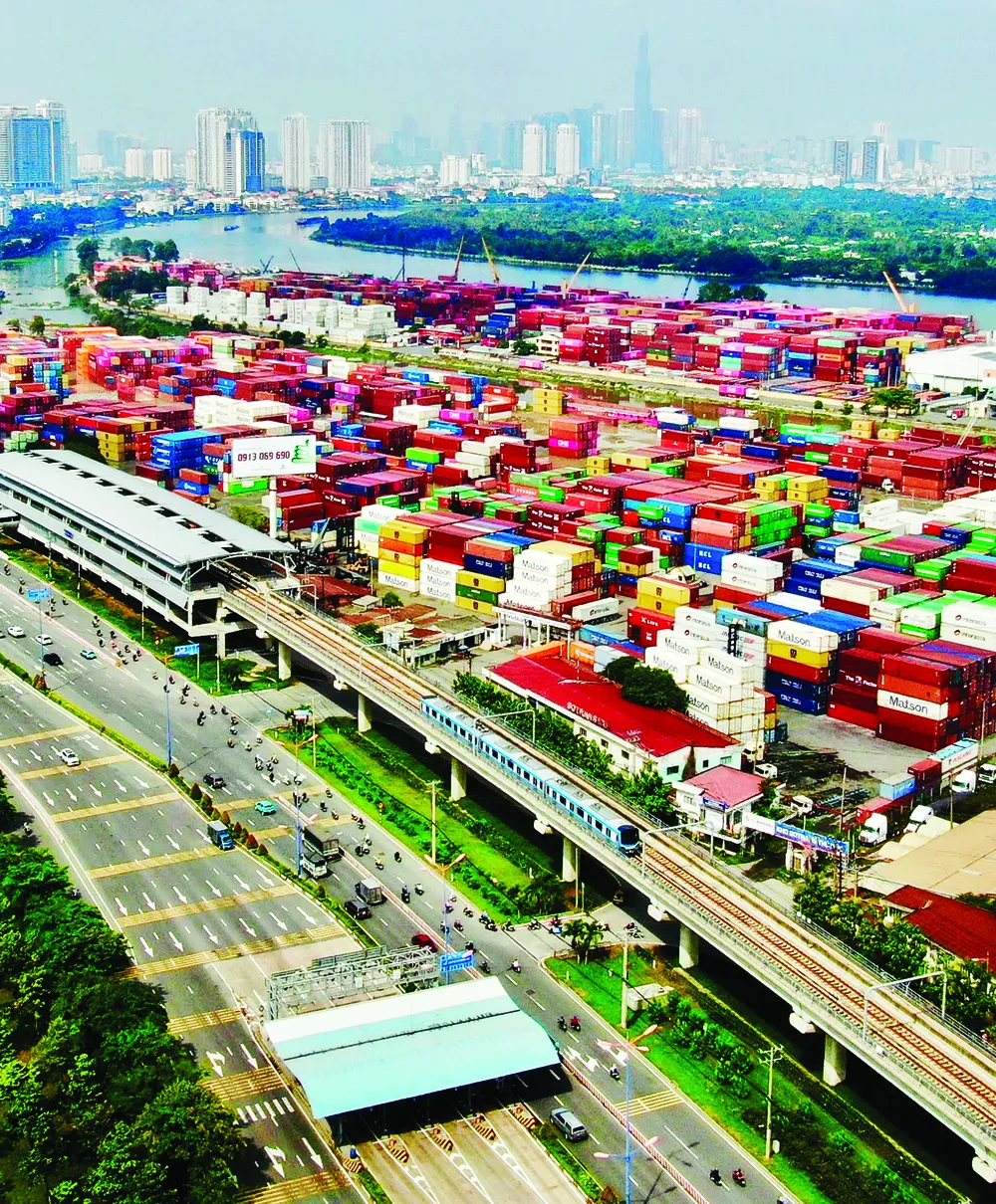 Tuyến metro số 1 (Bến Thành - Suối Tiên) đi song song với đường Võ Nguyên Giáp, đoạn qua phường Thủ Đức (TPHCM). Ảnh: HOÀNG HÙNG !2a.jpg