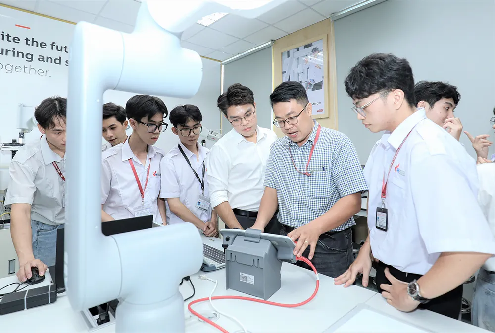 Tiết học thực hành tại phòng thí nghiệm của Trường Đại học Công nghiệp TPHCM. Ảnh: THANH HÙNG !4b.jpg