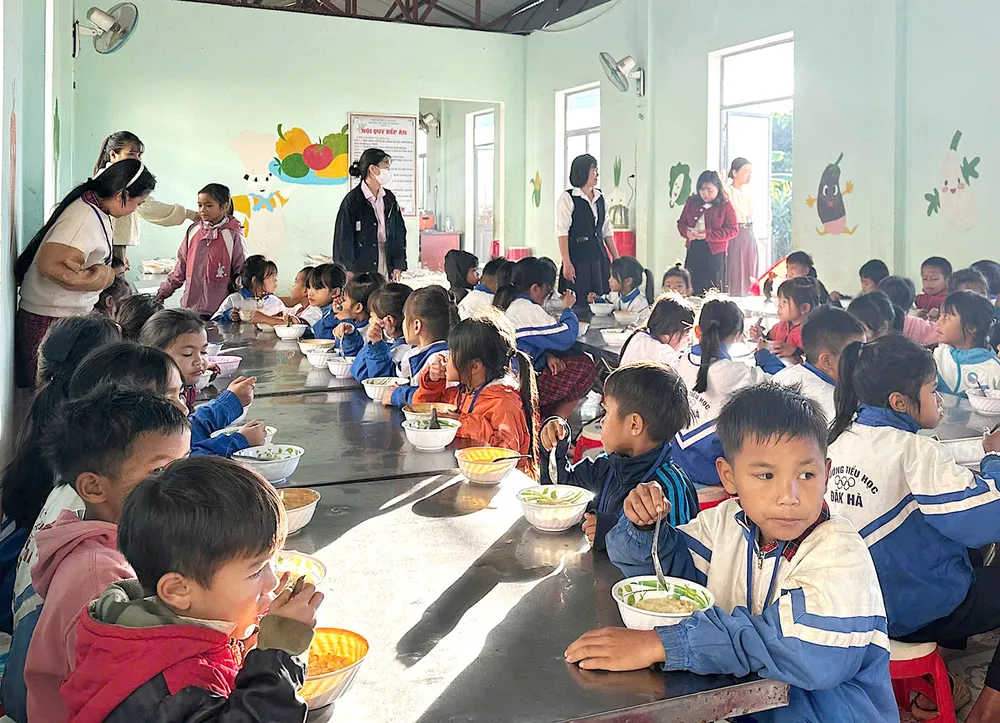Học sinh Trường Tiểu học Kim Đồng (xã Tu Mơ Rông, tỉnh Quảng Ngãi) được thầy cô nấu ăn sáng miễn phí tại trường !5b.jpg