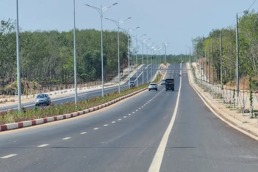 Vấn đề mang tính tác động là thông qua việc đẩy mạnh phát triển hạ tầng - giao thông để hoàn thiện dần công cuộc cải cách thể chế Screenshot 2025-10-27 042617.png