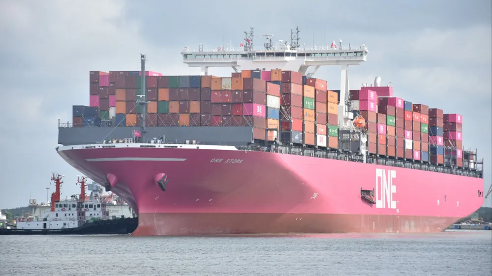 Tàu mẹ trên 200 tấn vào luồng Vũng Tàu - Thị Vải