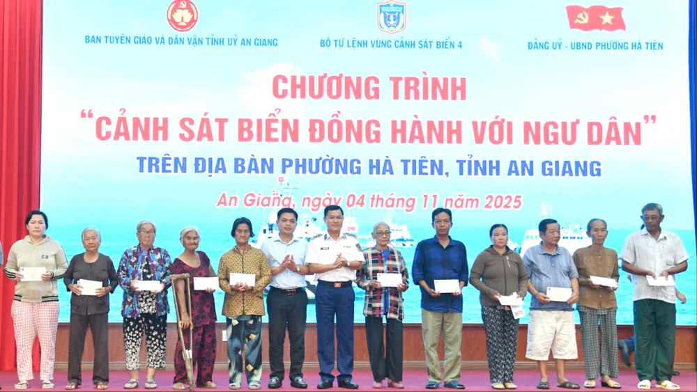 Lãnh đạo Bộ Tư lệnh Vùng Cảnh sát biển 4 tặng quà các hộ nghèo, cận nghèo, ngư dân có hoàn cảnh khó khăn