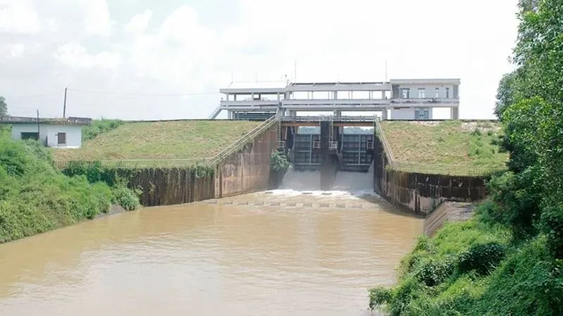 Xả lũ tại hồ chứa nước Đá Đen. Ảnh: Q.V