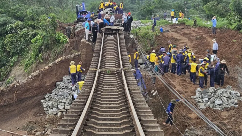 Cơ bản khôi phục đoạn đường sắt bị lũ làm trôi nền, treo ray hơn 9m 