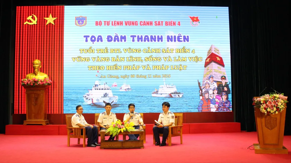 Đoàn viên, thanh niên Vùng Cảnh sát biển 4 tham gia tọa đàm. Ảnh: NAM KHÔI