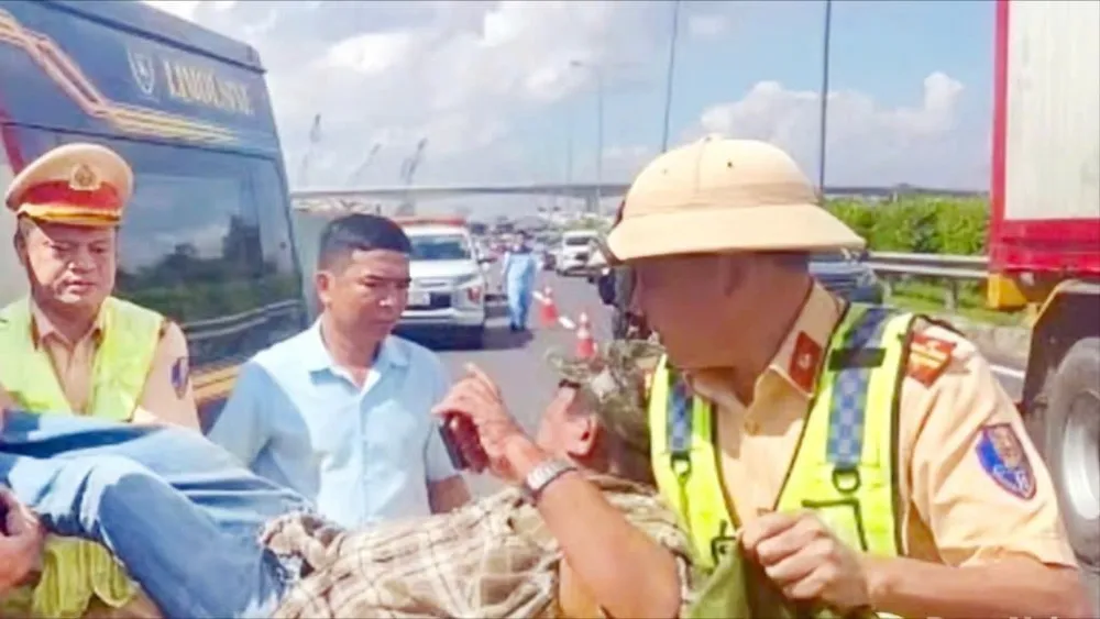 Tài xế có dấu hiệu bị đột quỵ khi đang lưu thông trên cao tốc được lực lượng CSGT hỗ trợ đưa đi cấp cứu kịp thời