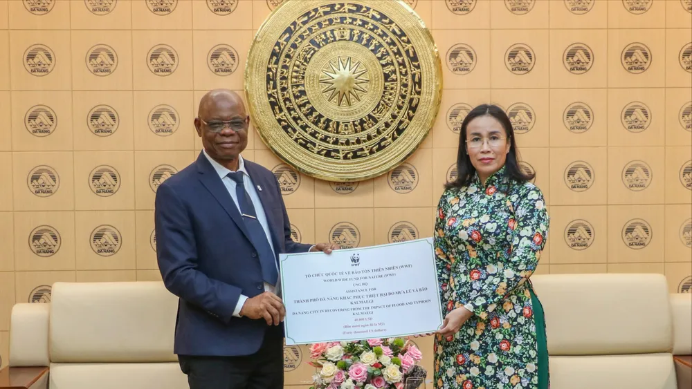 Ông Martin Kabaluapa Kapinga trao hỗ trợ cho TP Đà Nẵng khắc phục ảnh hưởng do mưa lũ