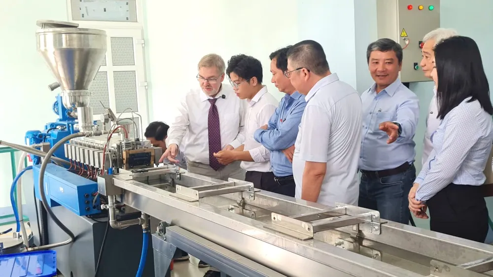 Các đại biểu tham quan không gian tái chế nhựa thuộc dự án Net-works của Trường Đại học Kiên Giang. Ảnh: NAM KHÔI