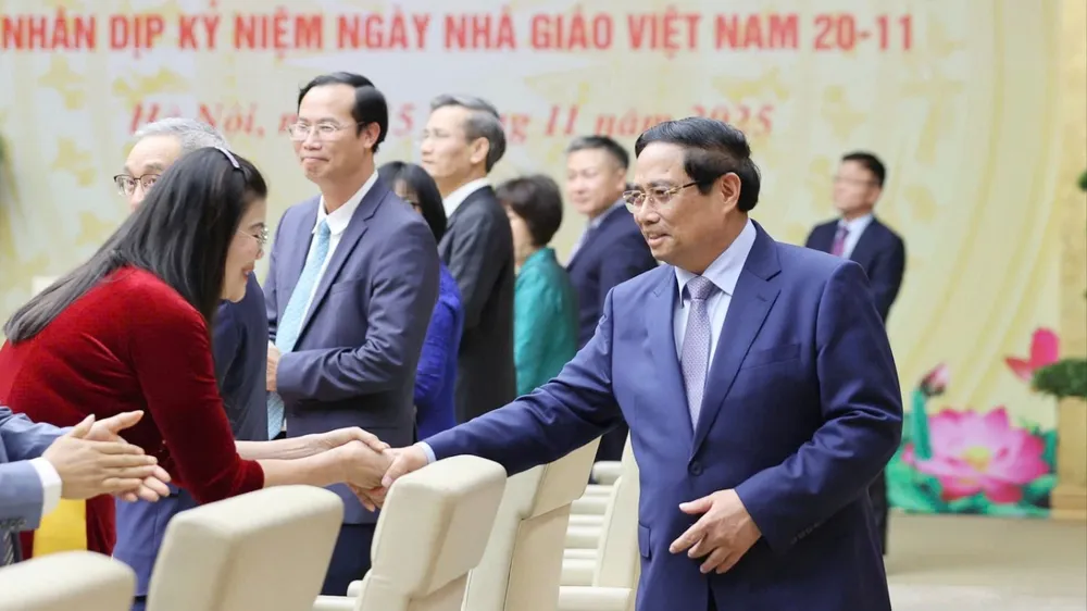 Thủ tướng Phạm Minh Chính gặp mặt đại diện các nhà giáo tiêu biểu nhân dịp kỷ niệm Ngày Nhà giáo Việt Nam, chiều 15-11. Ảnh: VIẾT CHUNG