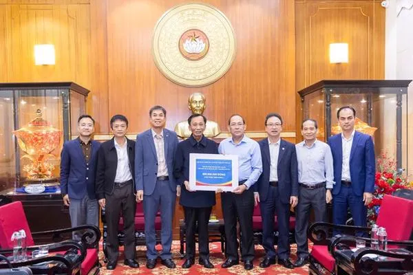 Storkorsriddaren Le Duc Thinh och hans kollegor överlämnade donationen till centralkommittén för Vietnams fosterlandsfront. Foto: Quang Vinh. 6915dcf608dcb36fd59e9e93.jpg