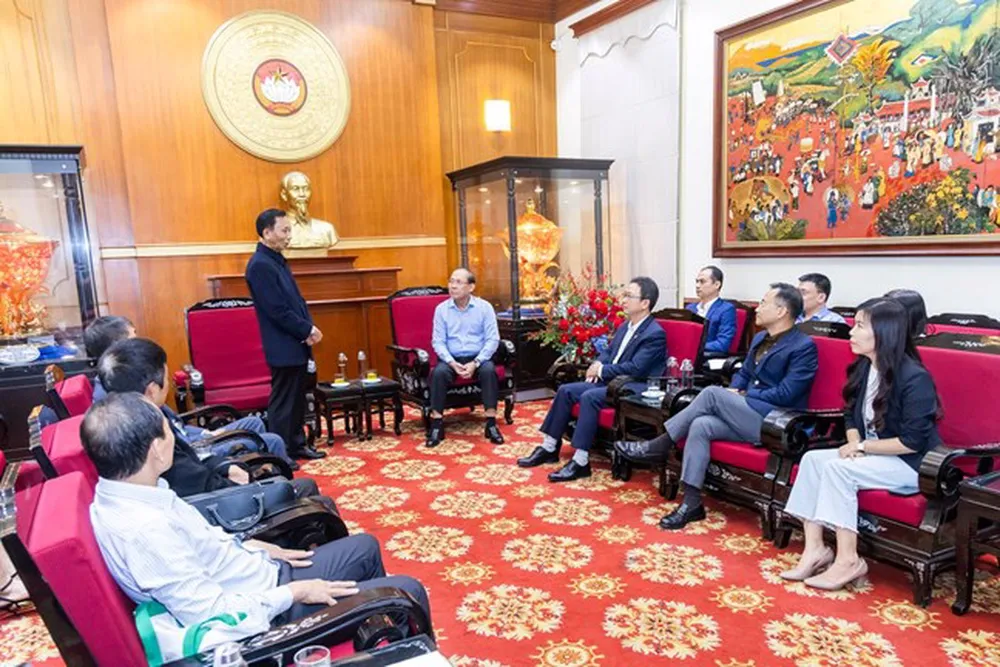 Storkorsriddaren Le Duc Thinh talar vid donationsceremonin. Foto: Quang Vinh 6915de1b08dcb36fd59e9eb1.jpg