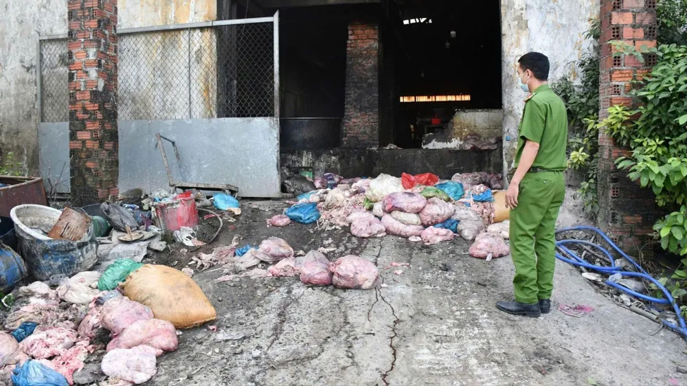 Hiện trường cơ sở chế biến mỡ động vật trái phép khi công an kiểm tra. Ảnh: CACC