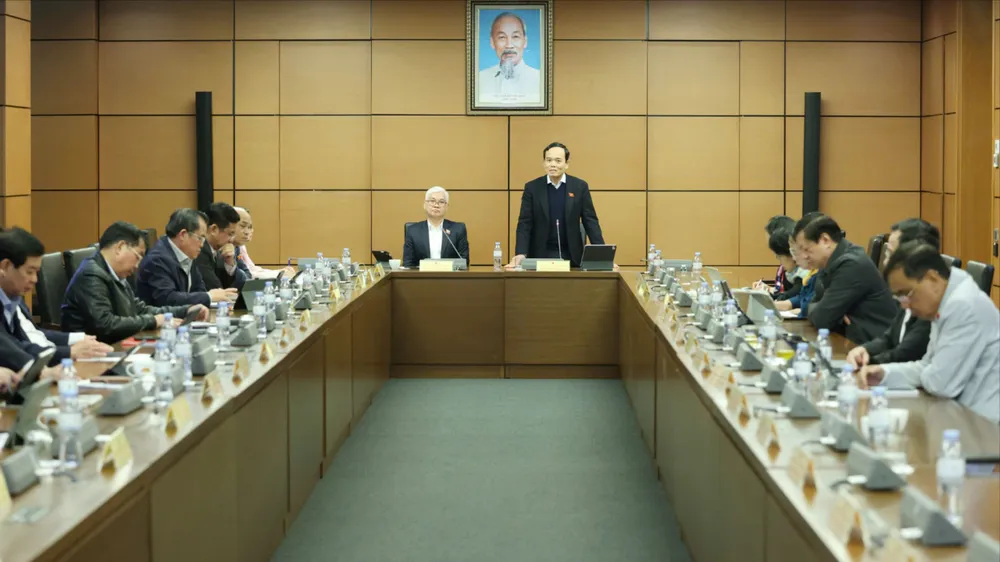 Đoàn ĐBQH TPHCM thảo luận tại tổ sáng 19-11. Ảnh: QUANG PHÚC