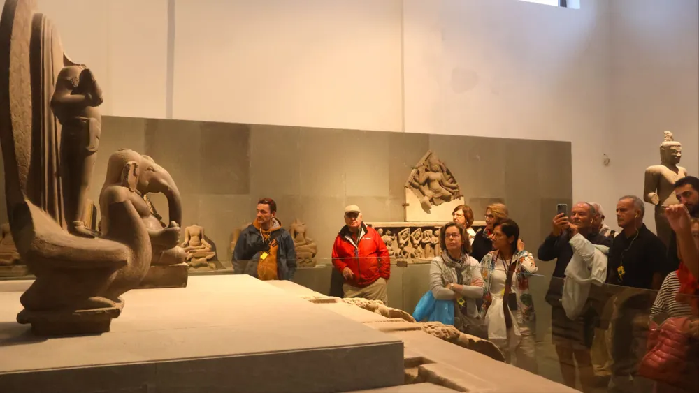 Du khách nước ngoài tham quan tại Bảo tàng Điêu khắc Chăm Đà Nẵng