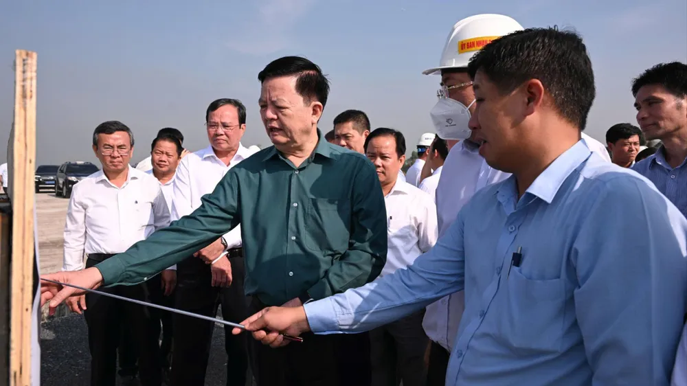 Phó Thủ tướng Mai Văn Chính (giữa) thị sát công trường dự án đường Vành đai 3 TPHCM