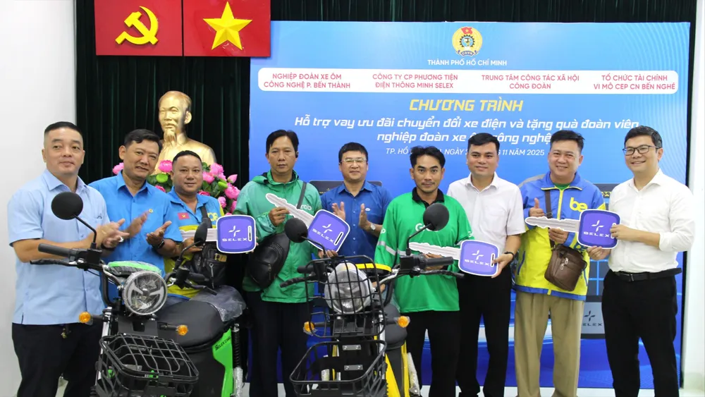 Các tài xế xe ôm công nghệ được Quỹ CEP chi nhánh Bến Nghé cho vay ưu đãi để chuyển đổi phương tiện sang xe điện