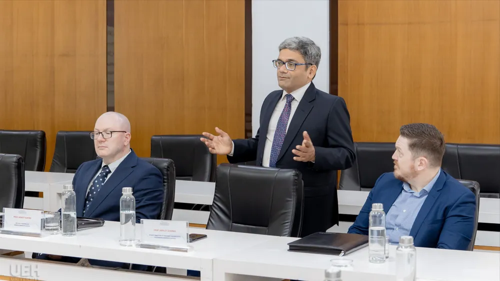 GS. Abhijt Sharma giới thiệu.jpg