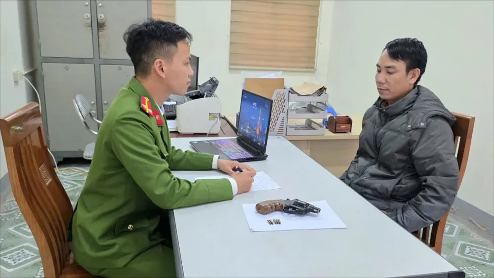 Công an làm việc với Trương Văn Bạch. Ảnh: Công an Hà Tĩnh 