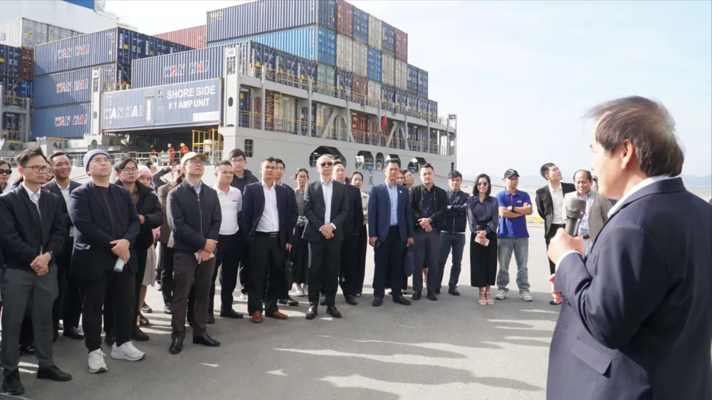 Các đại biểu tham quan, khảo sát hạ tầng logistics của Đà Nẵng trong sáng 28-11. Ảnh: XUÂN QUỲNH