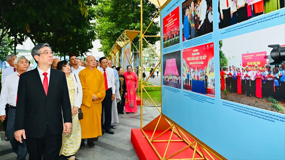 Phó Bí thư Thành ủy, Chủ tịch Ủy ban MTTQ Việt Nam TPHCM Nguyễn Phước Lộc cùng đoàn đại biểu xem triển lãm ảnh “MTTQ Việt Nam - Phát huy sức mạnh đại đoàn kết” tại Công viên Lam Sơn (phường Sài Gòn, TPHCM). Ảnh: VIỆT DŨNG
