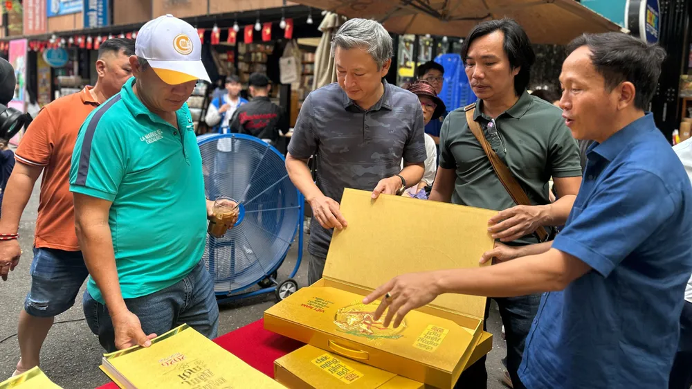 Công chúng tìm hiểu bộ lịch “Việt Nam: Độc lập - Thống nhất - Đổi mới - Phát triển” tại Đường sách TPHCM. Ảnh: HỒ SƠN