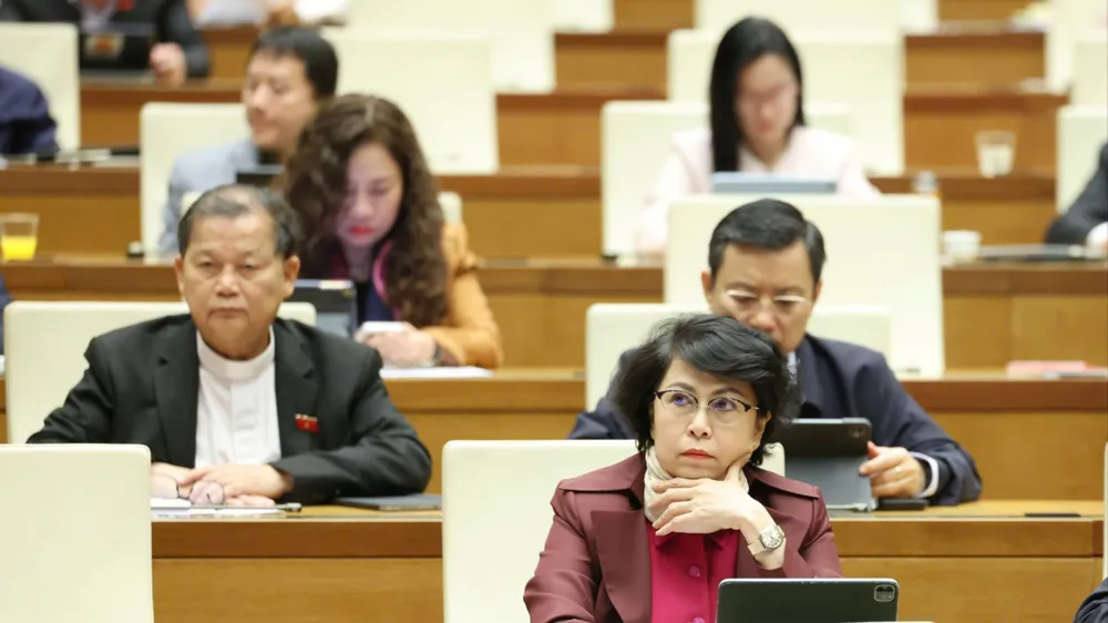 Các đại biểu dự họp sáng 4-12. Ảnh: QUANG PHÚC