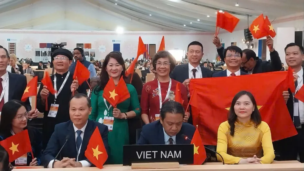 Thứ trưởng Bộ VH-TT-DL Hoàng Đạo Cương (hàng đầu, thứ 2 từ phải qua) phát biểu khi nghề làm tranh dân gian Đông Hồ được ghi danh