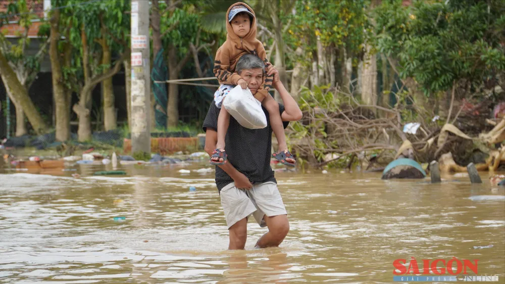 Nhiều nơi tại phường Tây Nha Trang ngập sâu sau mưa lớn, ngày 4-12. Ảnh: HIẾU GIANG