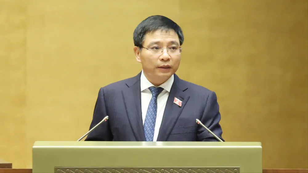 Bộ trưởng Bộ Tài chính Nguyễn Văn Thắng báo cáo về việc tiếp thu, chỉnh lý dự thảo nghị quyết. Ảnh: QUANG PHÚC 