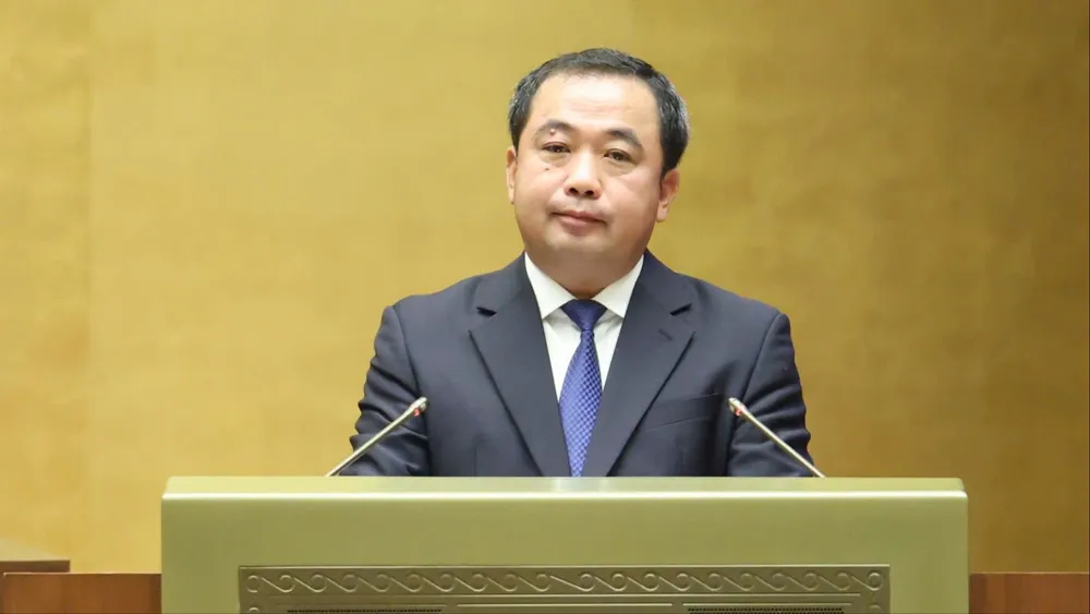 Bộ trưởng Bộ NN-MT Trần Đức Thắng báo cáo về việc tiếp thu, chỉnh lý dự thảo nghị quyết. Ảnh: QUANG PHÚC 