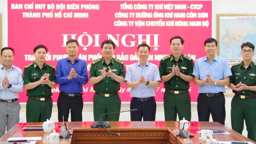 Đại diện Bộ đội Biên phòng TPHCM, Chi nhánh Khí Đông Nam bộ và Công ty Đường ống khí Nam Côn Sơn tại buổi sơ kết