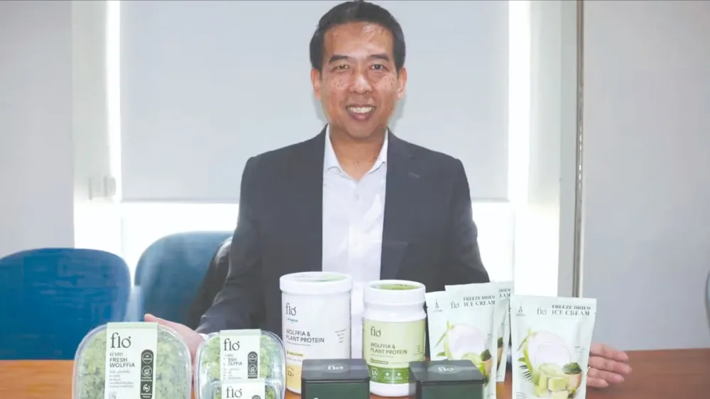 Metha Meetam, đồng sáng lập kiêm Giám đốc công nghệ, giới thiệu các sản phẩm do Công ty khởi nghiệp Advanced Greenfarm sản xuất. Ảnh: NIKKEI ASIA