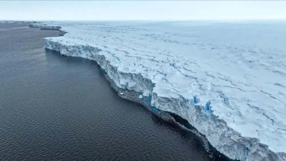 Lớp băng dày ở Nam cực. Ảnh: AAD