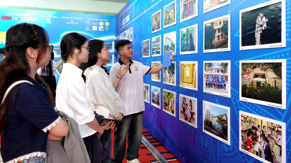 Sinh viên Trường ĐH Văn hóa TPHCM thích thú thưởng lãm các bức ảnh tham gia cuộc thi ảnh đẹp “Văn hóa trong tôi”. Ảnh: THÚY BÌNH