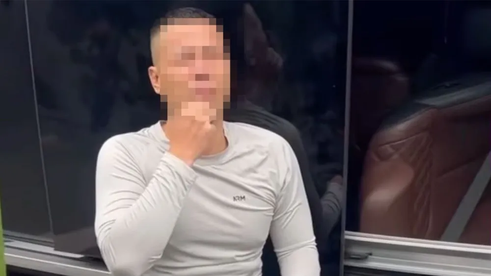 Người đàn ông được cho là tài xế xe ô tô, có biểu hiện không tỉnh táo sau vụ lật xe