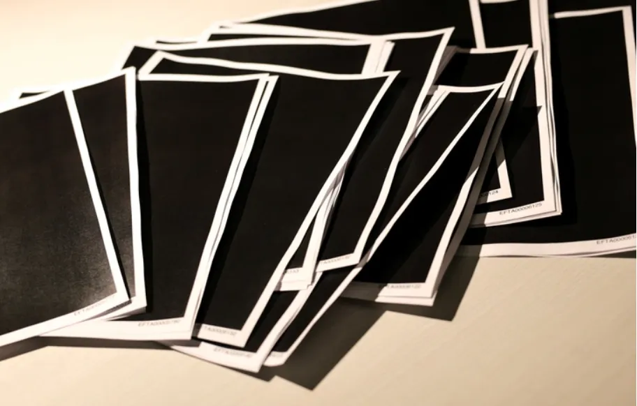 Nhiều trang tài liệu trong đợt giải mật lần này hoàn toàn bị che đen. Ảnh: REUTERS