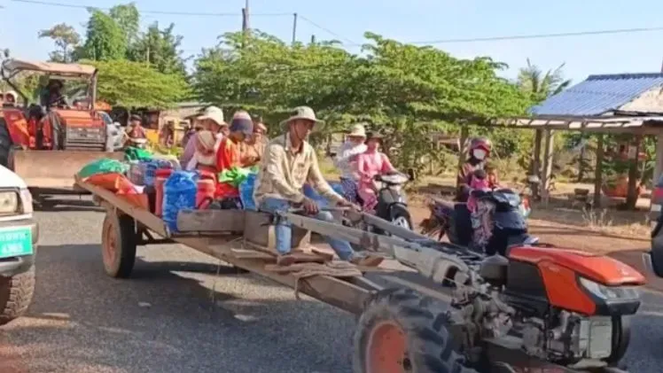 Người dân Campuchia khu vực gần đền Preah Vihear, sơ tán tránh giao tranh. Ảnh: AL JAZEERA