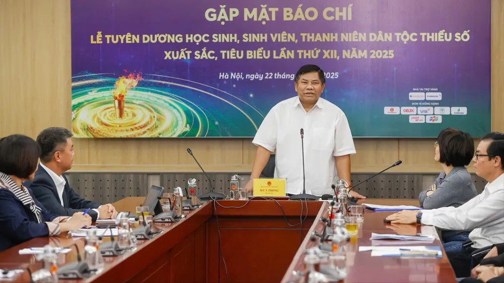 Thứ trưởng Bộ Dân tộc và Tôn giáo Y Thông phát biểu về lễ tuyên dương