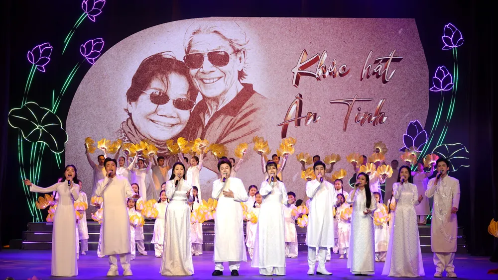 Các ca sĩ biểu diễn ca khúc "Khúc hát ân tình" (Đoản khúc Lam Giang) tại chương trình. Ảnh: THÚY BÌNH