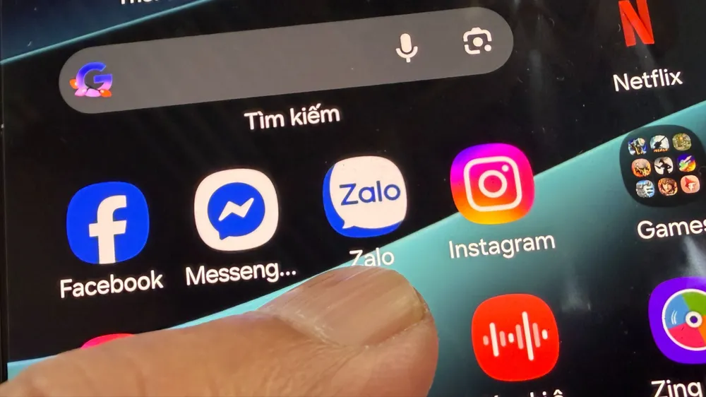 Zalo đã trở thành ứng dụng quen thuộc với người dùng di động Việt Nam nhưng đang gây làn sóng tranh cãi về quyền bảo mật thông tin cá nhân.