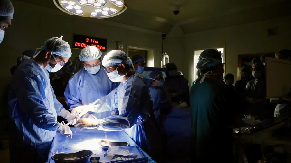 Các bác sĩ thực hiện can thiệp thông tim bào thai 