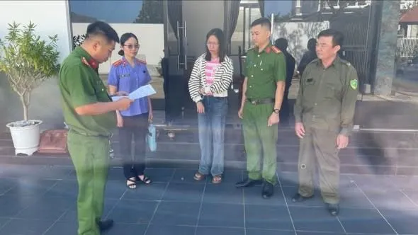 Lực lượng chức năng đọc lệnh bắt giữ Nguyễn Thị Kim Anh. Ảnh: CATĐN