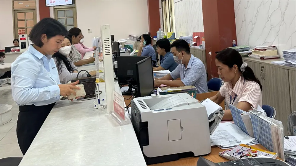 Người dân đến liên hệ làm việc tại UBND phường Tân Bình, TPHCM. Ảnh: THANH HIỀN