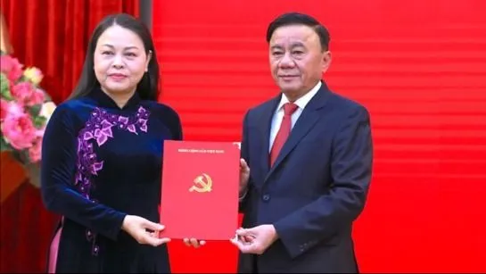 Đồng chí Trần Cẩm Tú, Thường trực Ban Bí thư trao Quyết định của Bộ Chính trị cho đồng chí Nguyễn Thị Thu Hà