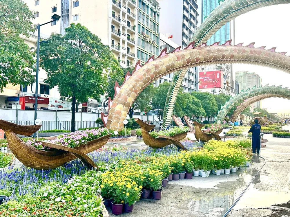 Tiểu cảnh Thuyền hoa tại Đường hoa Nguyễn Huệ Tết Giáp Thìn 2024. Ảnh: THÚY BÌNH z5126667395803-2780af7006df82126ab9dd0de355f2bc-7807.jpg
