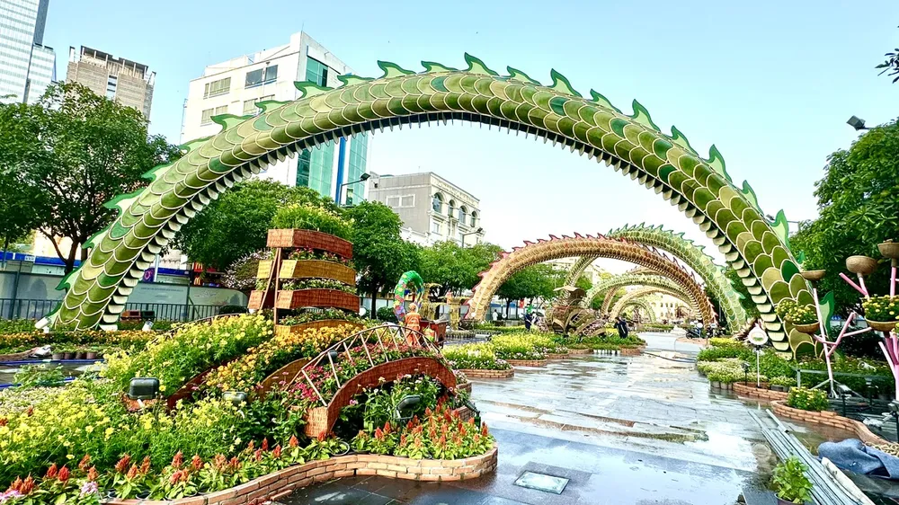 Thân rồng bao bọc gần như toàn bộ Đường hoa Nguyễn Huệ Tết Giáp Thìn 2024. Ảnh: THÚY BÌNH z5126670001319-bc1585d587f1757a4864dcfe4d431820-6435.jpg