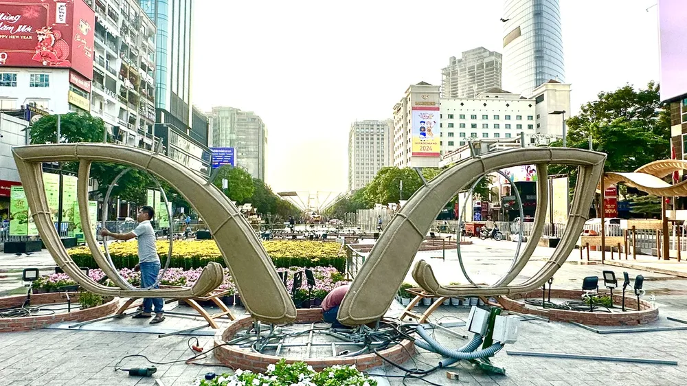 Các công nhân đang lắp ráp một tiểu cảnh của Đường hoa Nguyễn Huệ Tết Giáp Thìn 2024. Ảnh: THÚY BÌNH z5126672325681-0990a54097ac9c5635d31249373d2519-6611.jpg