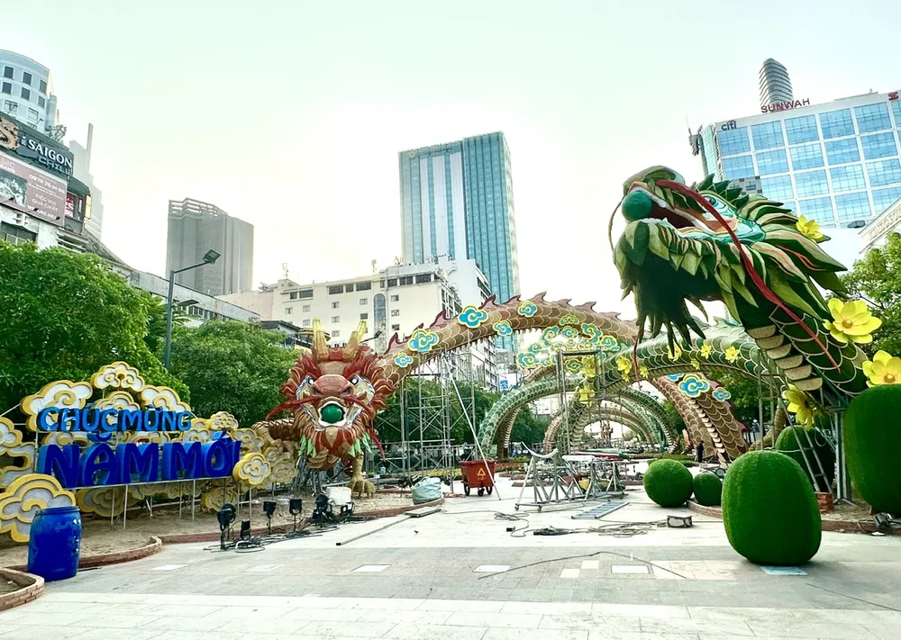 Cặp rồng Lưỡng Long triều liên (đôi rồng chầu sen) tại cổng chào Đường hoa Nguyễn Huệ Tết Giáp Thìn 2024 z5126675967699-5cf4dd244d78887b97a04d525142e998-4434.jpg